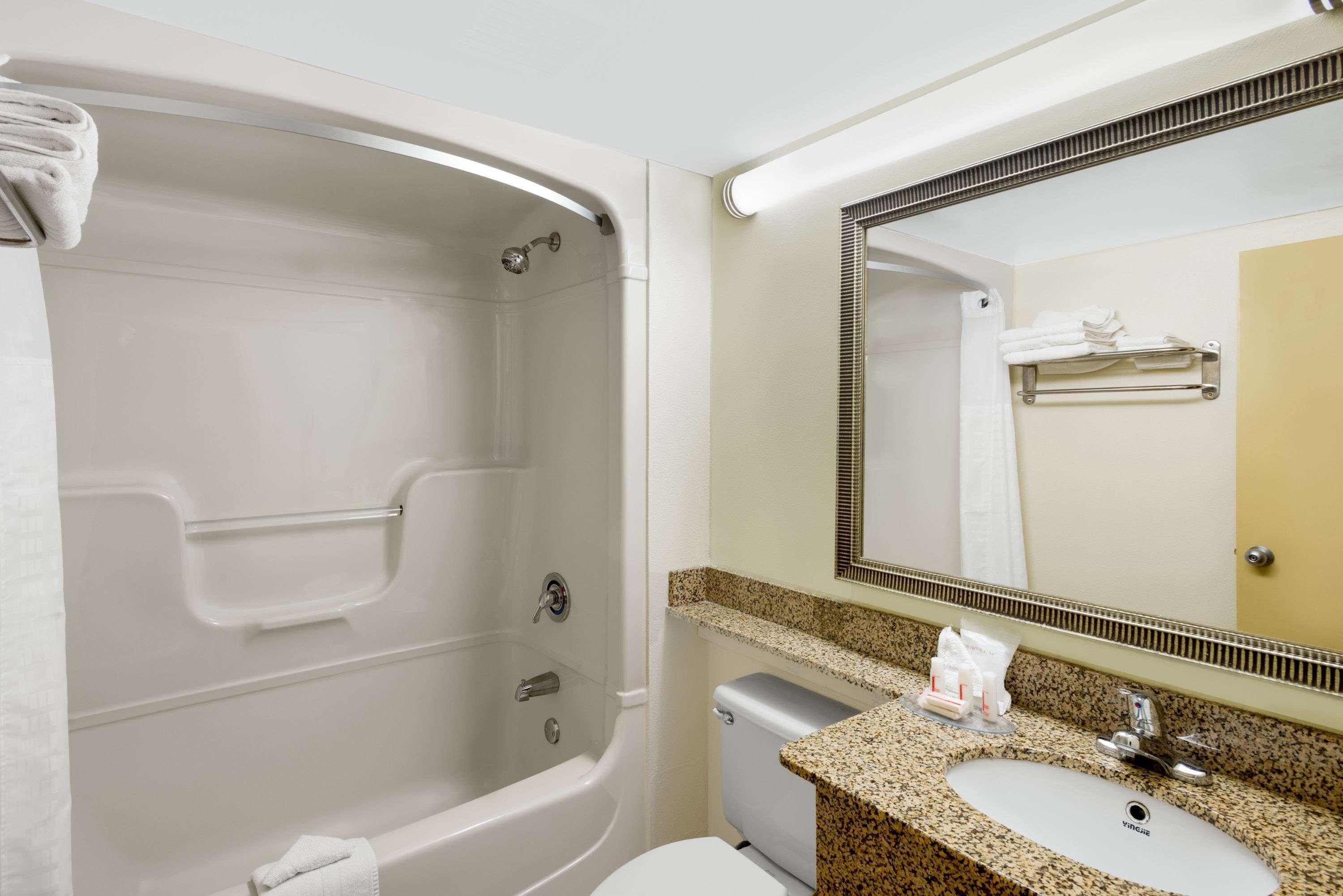 Days Inn By Wyndham Geneva/Finger Lakes Ngoại thất bức ảnh